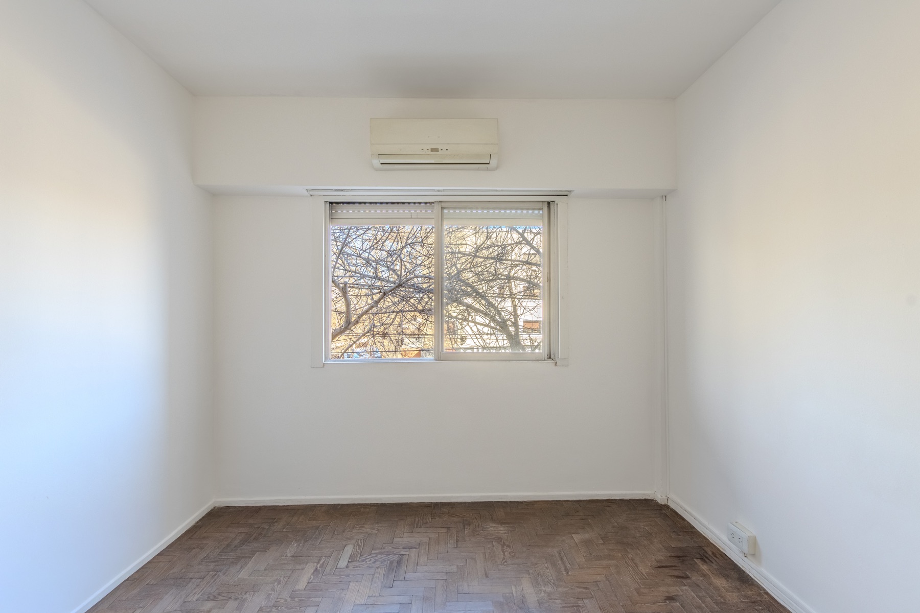 Dormitorio luminoso con ventana al arbolado de la calle