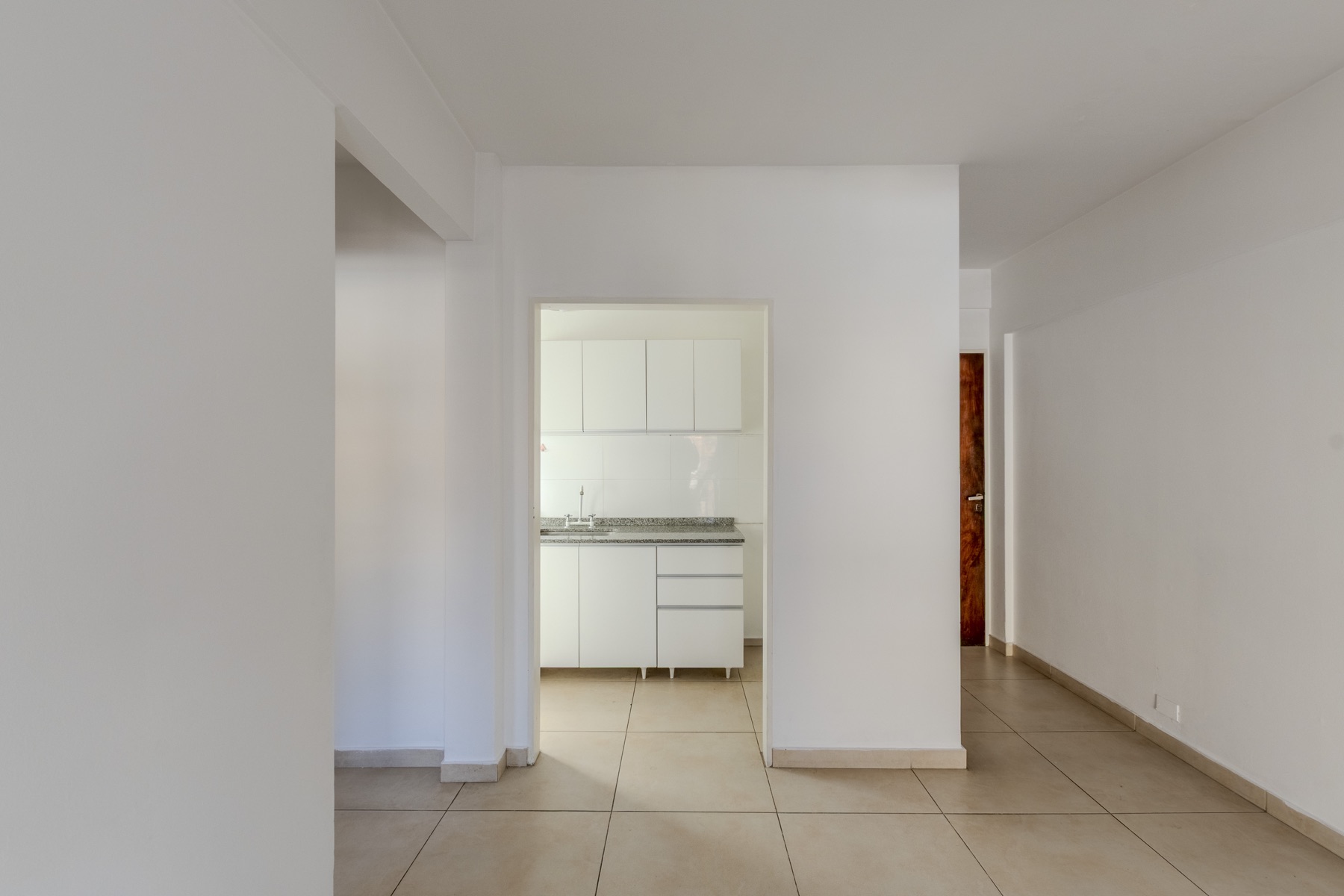 Habitación luminosa con ventana al balcón y aire acondicionado